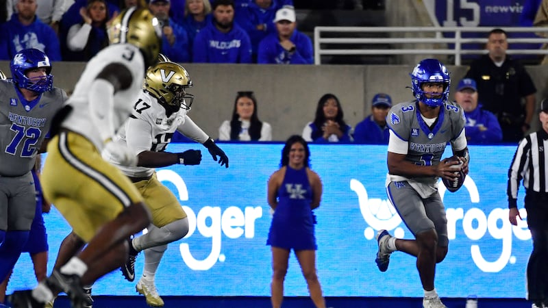 Kentucky quarterback Kenny Minchey (3) runs for yardage during the first half of an NCAA...