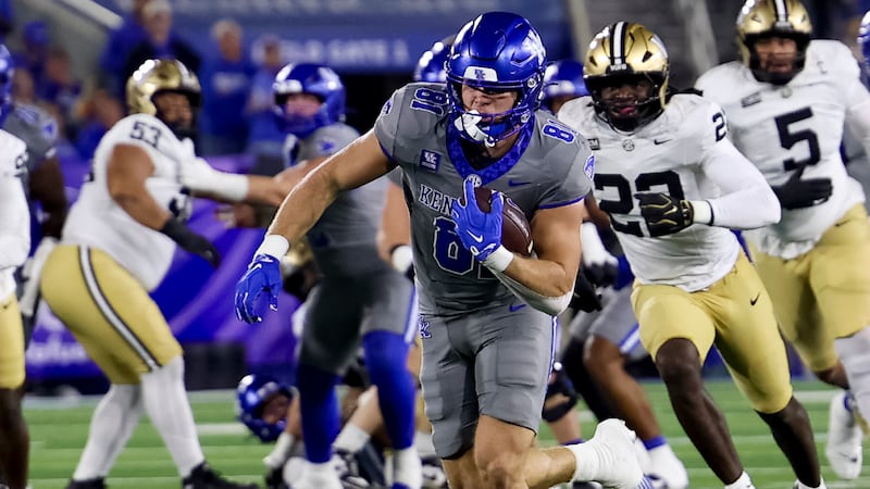 Kentucky tight end Willie Rodriguez heads up the field after a second-quarter catch in the...