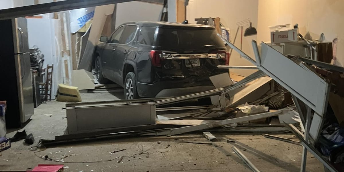 Car crashes into garage, shoves vehicle into kids’ playroom at Ky. home Car crashes into garage, shoves vehicle into kids’ playroom at Ky. home